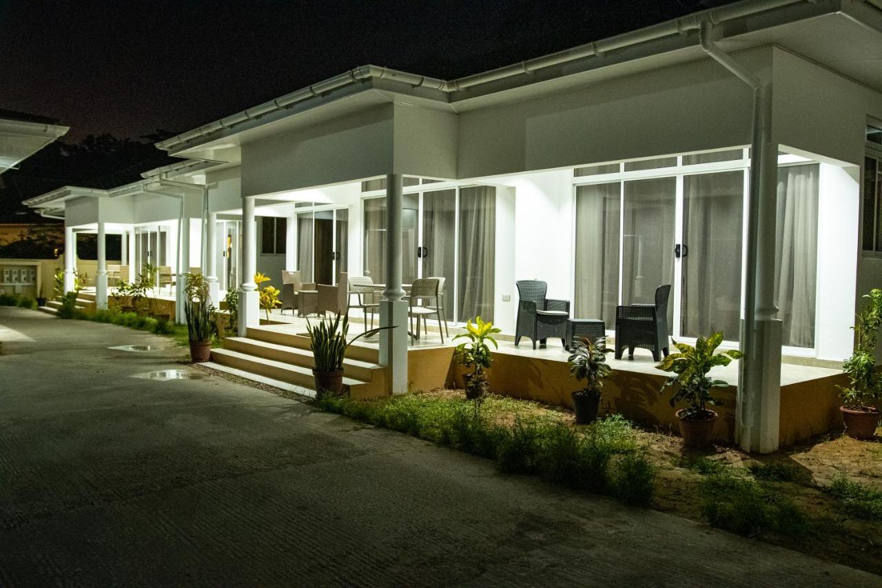 Macmillan'S Holiday Villas Grand Anse  Ngoại thất bức ảnh